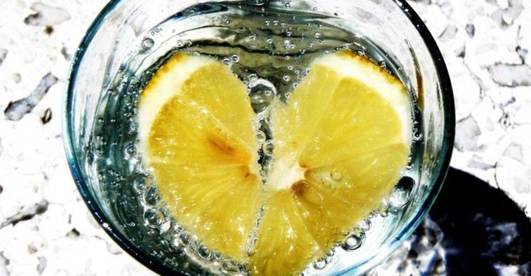 Чому корисно пити теплу воду вранці