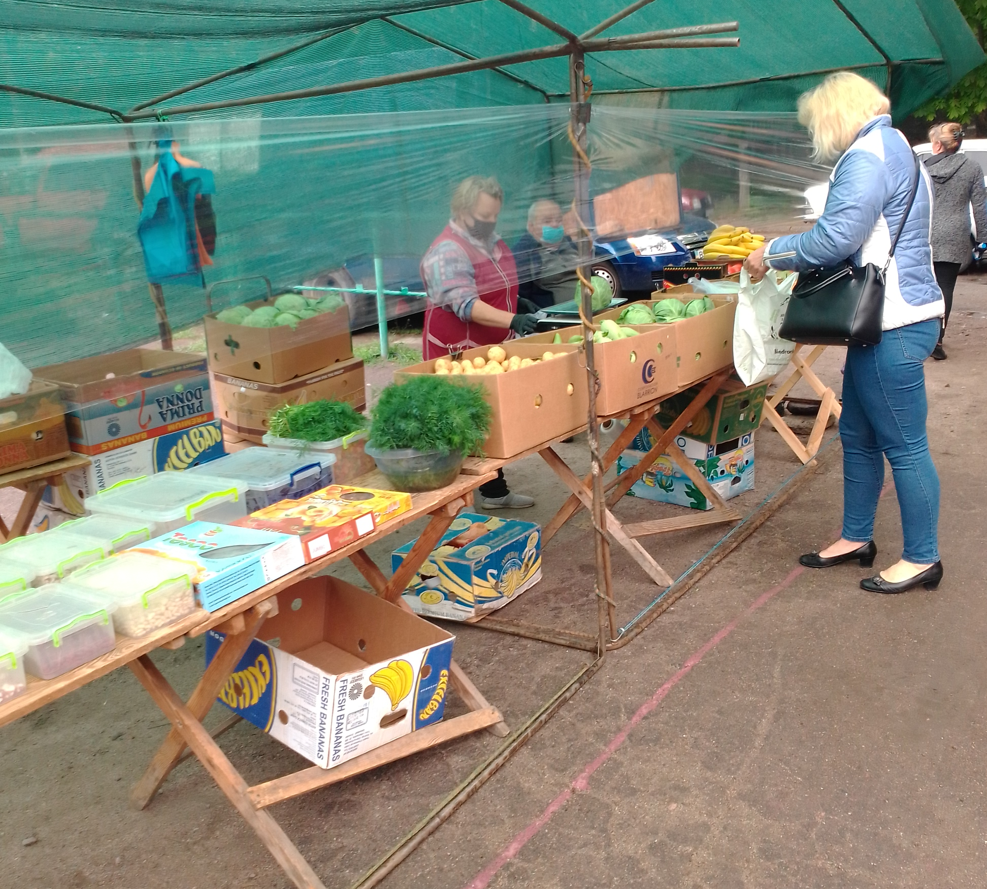 Фахівці Держпродспоживслужби перевіряють умови роботи Нововоронцовського ринку районної спілки споживчих товариств