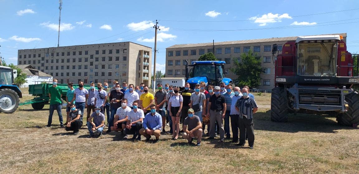 На Херсонщині дівчата йдуть в трактористки