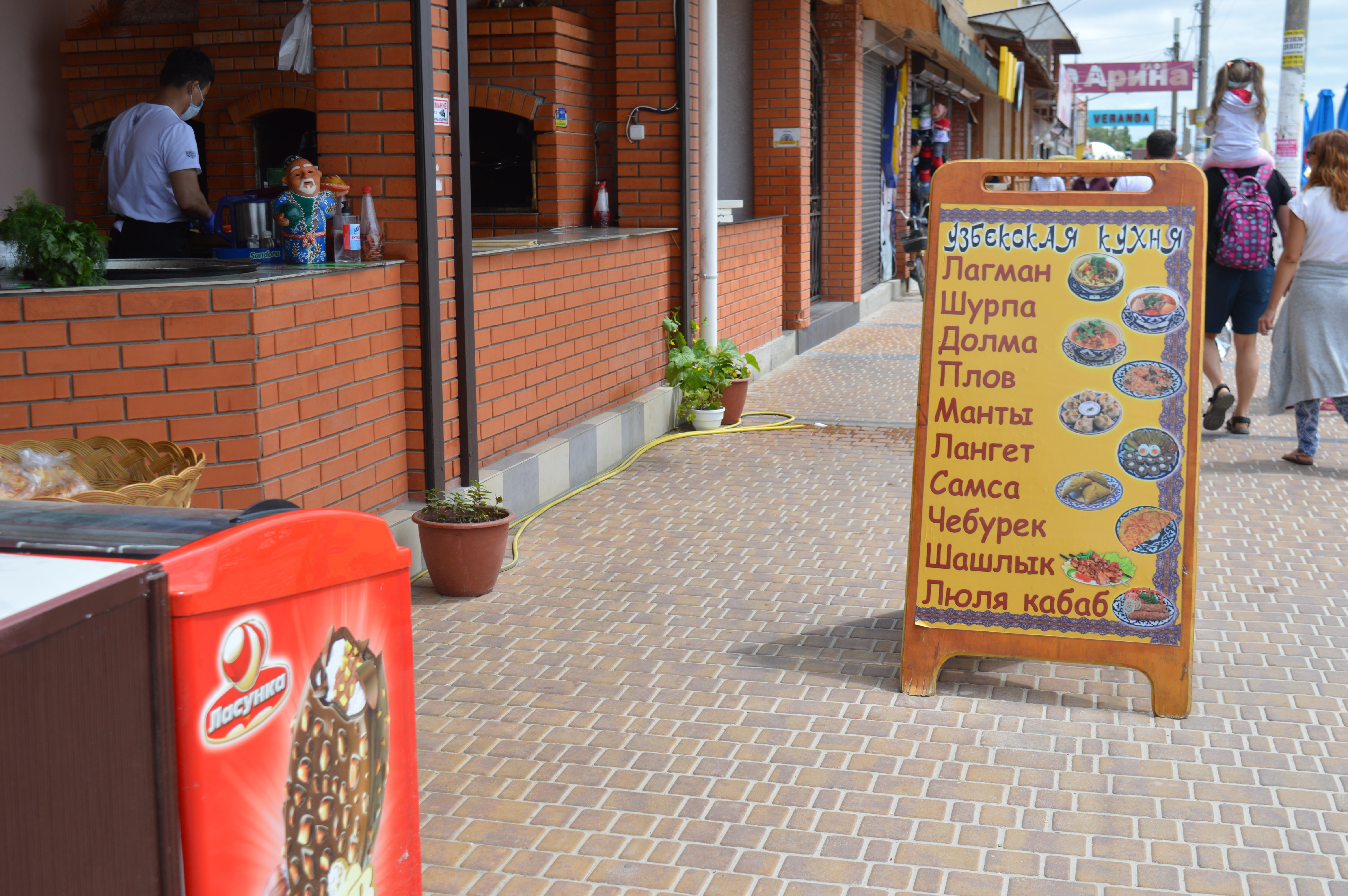 Страви під сонцем та відсутність холодильників: Держпродспоживслужба промоніторила ситуацію у кафе в Залізному Порту