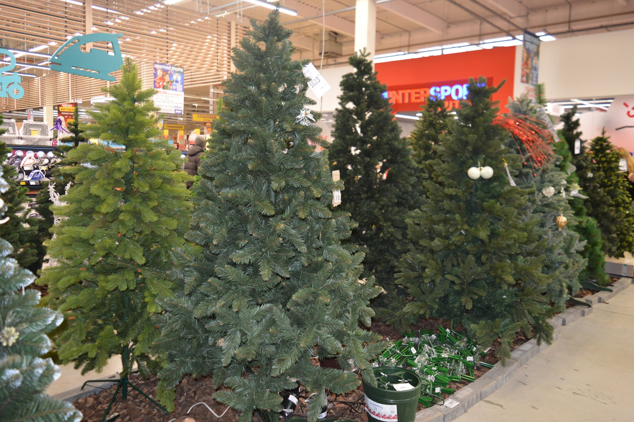 Безпечний Новий рік: як правильно обрати штучні ялинки та прикраси