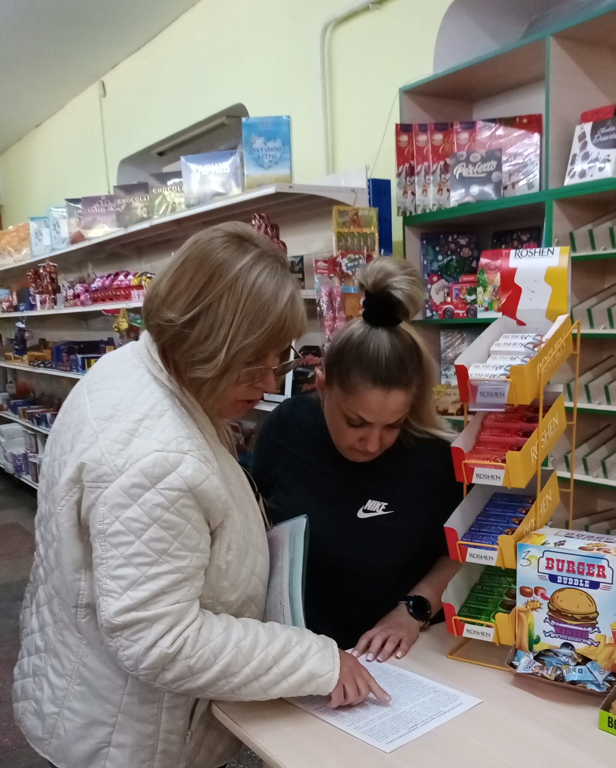 Фахівці Бериславського районного управління Головного управління Держпродспоживслужби в Херсонській області здійснюють збір інформації по дотриманню вимог діючого законодавства операторами ринку харчових продуктів