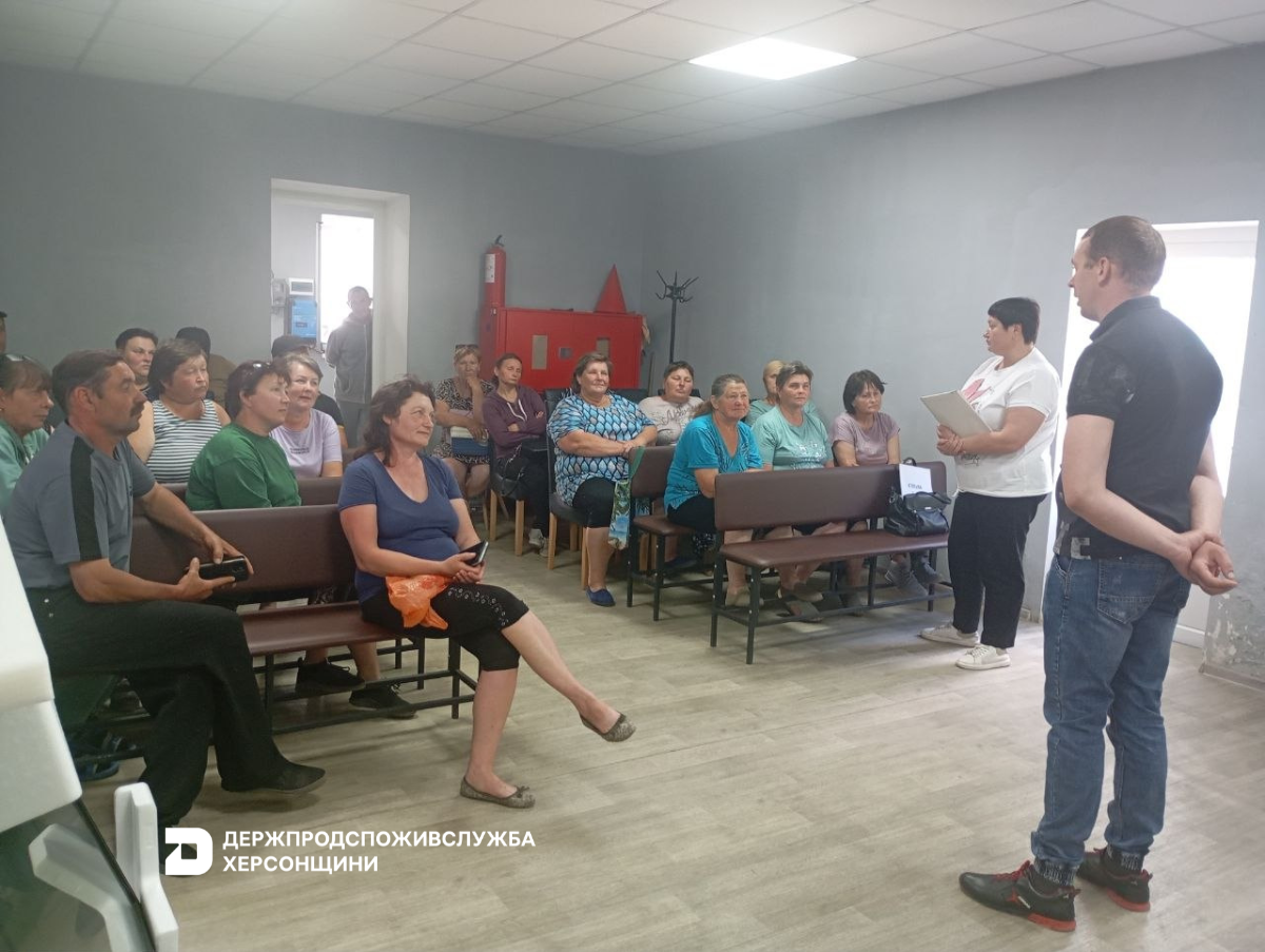 Обіг сирого молока: фахівці Держпродспоживслужби Херсонщини провели інформаційну роботу серед населення
